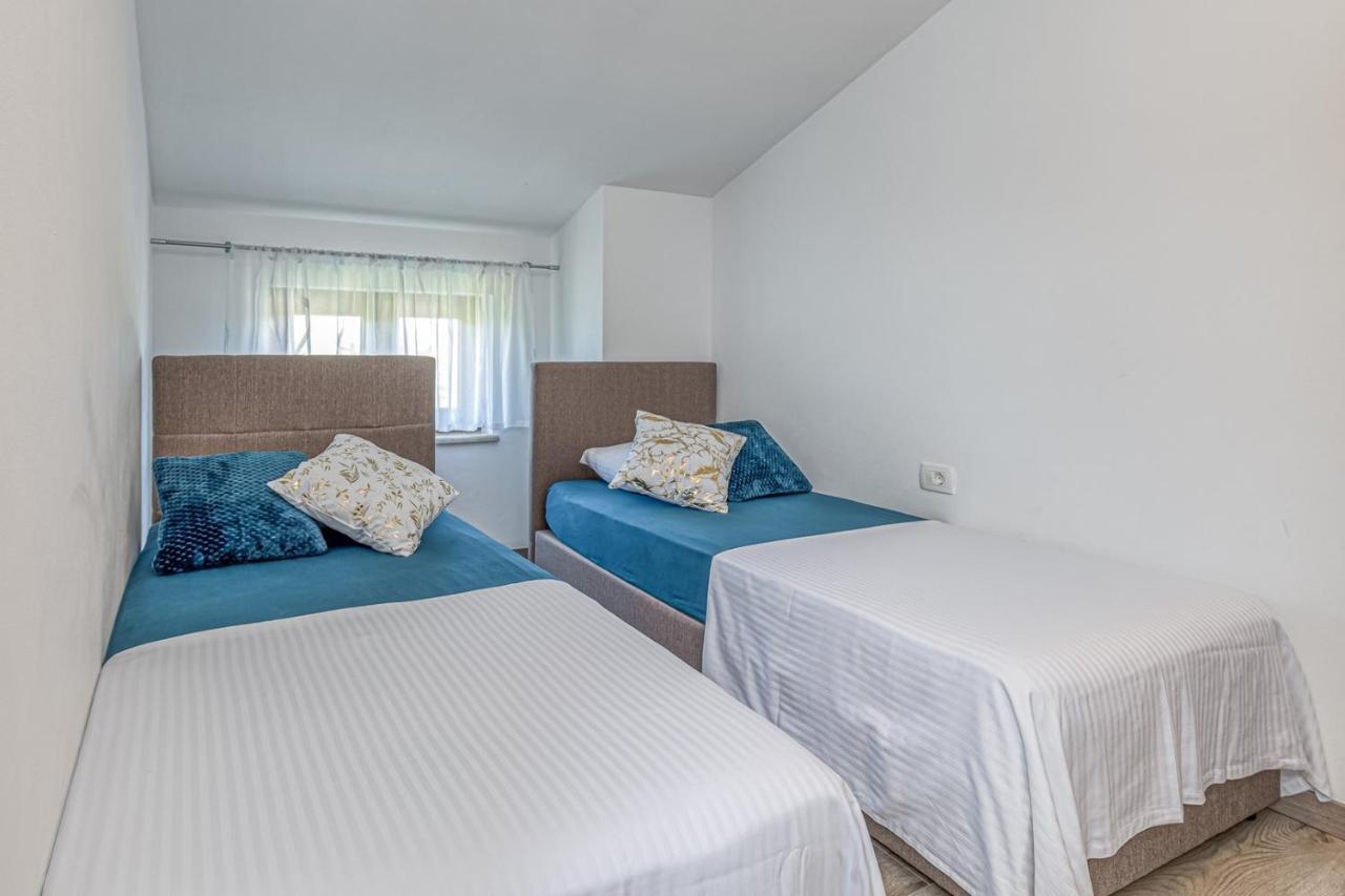 Holiday House Lidia I Rina Pićan Екстериор снимка